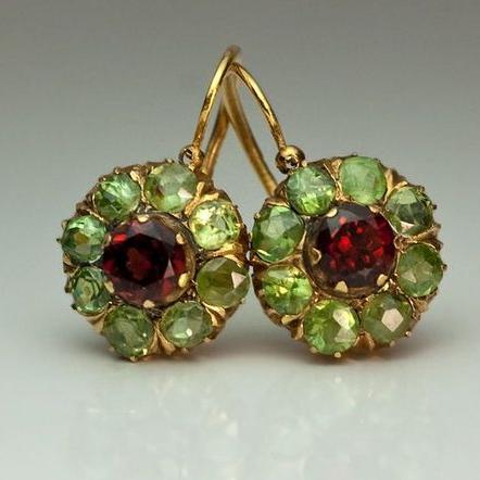 Boucles d'Oreilles Chic Runda avec des Cristaux Verts et Rouges