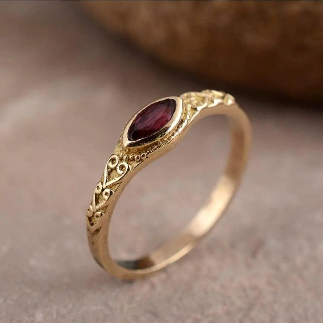 Bague Vintage en Or avec Cristal Rouge