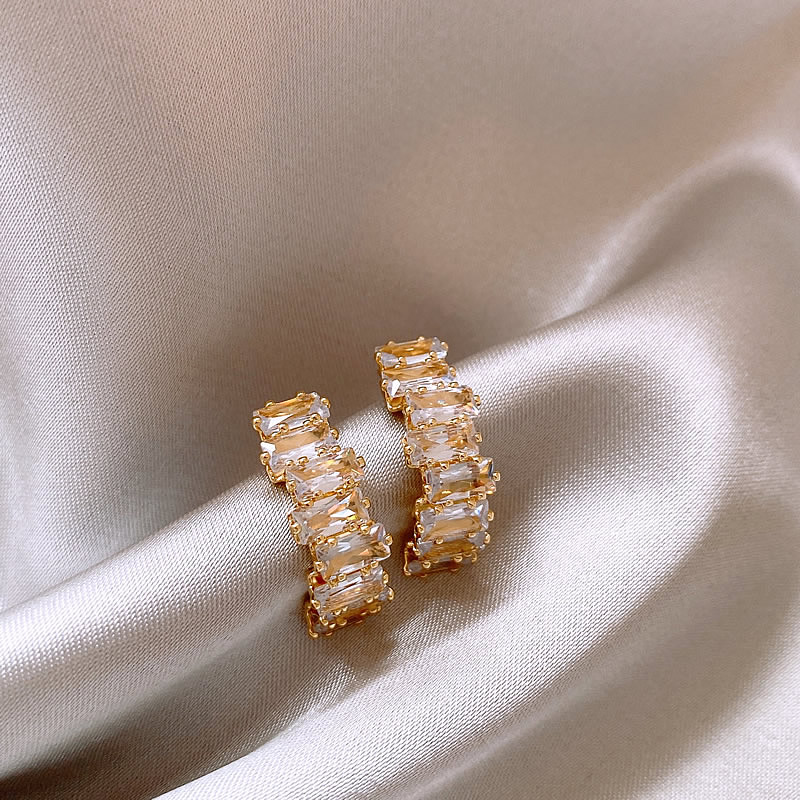 Boucles d'oreilles élégantes en or avec zirconia scintillant