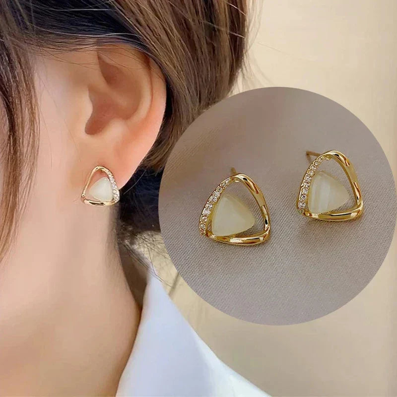 Boucles d'oreilles triangulaires élégantes avec opale et cristaux