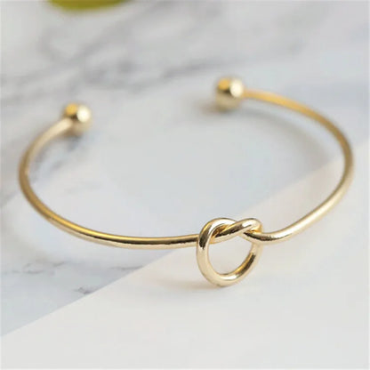 Bracelet en Or avec Détail de Noeud