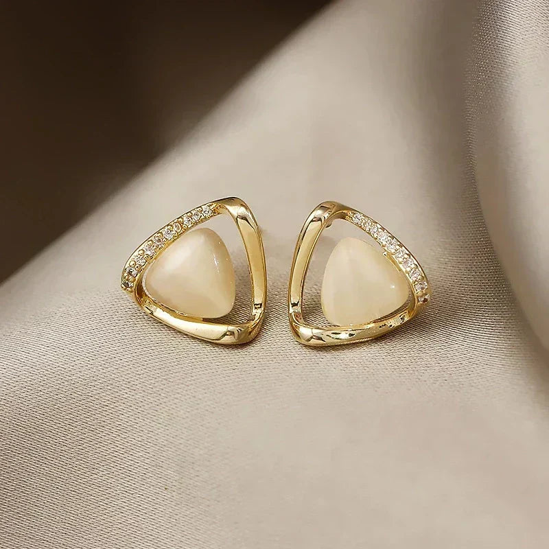 Boucles d'oreilles triangulaires élégantes avec opale et cristaux