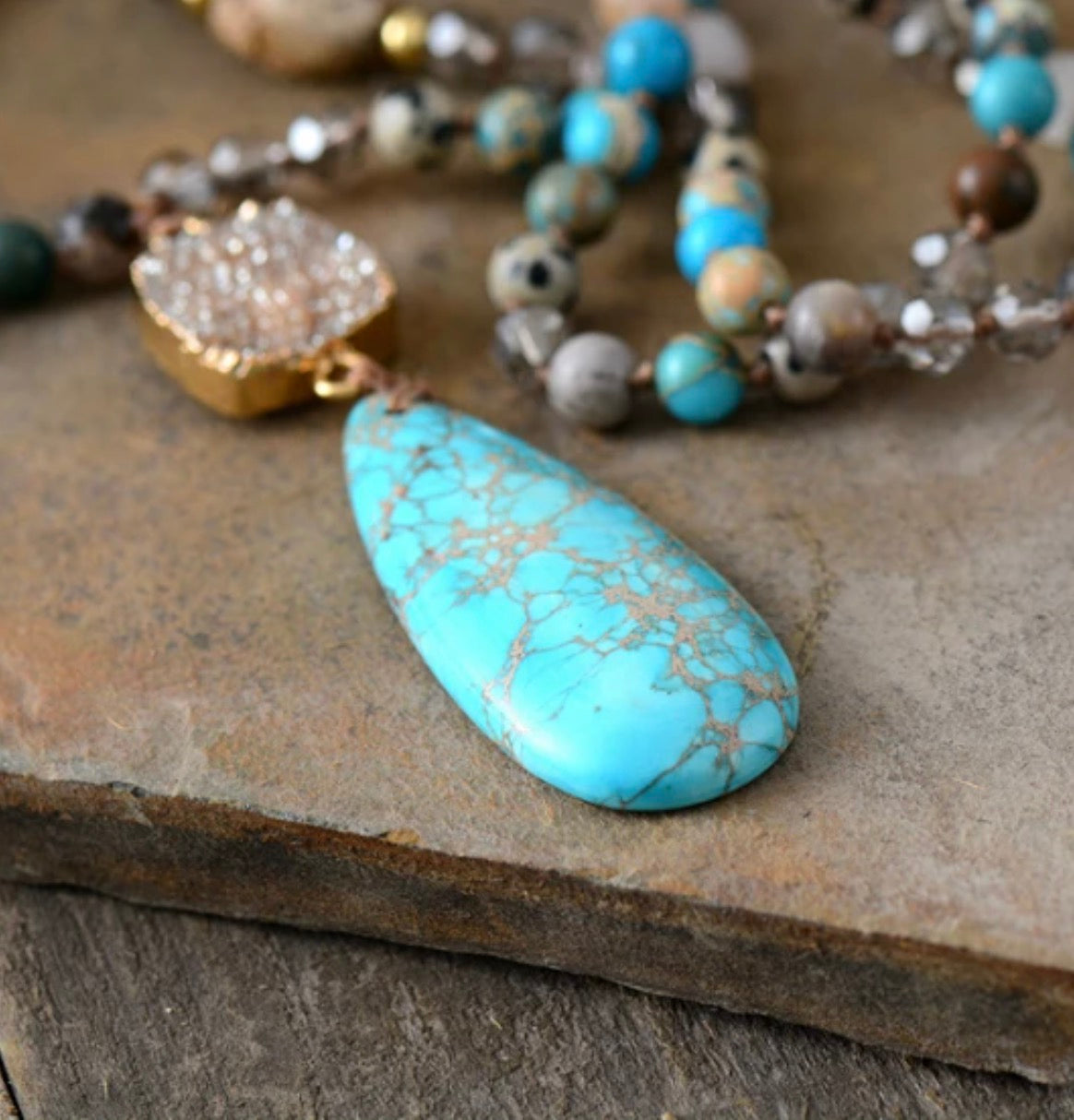 Collier en forme de goutte en jaspe druzy