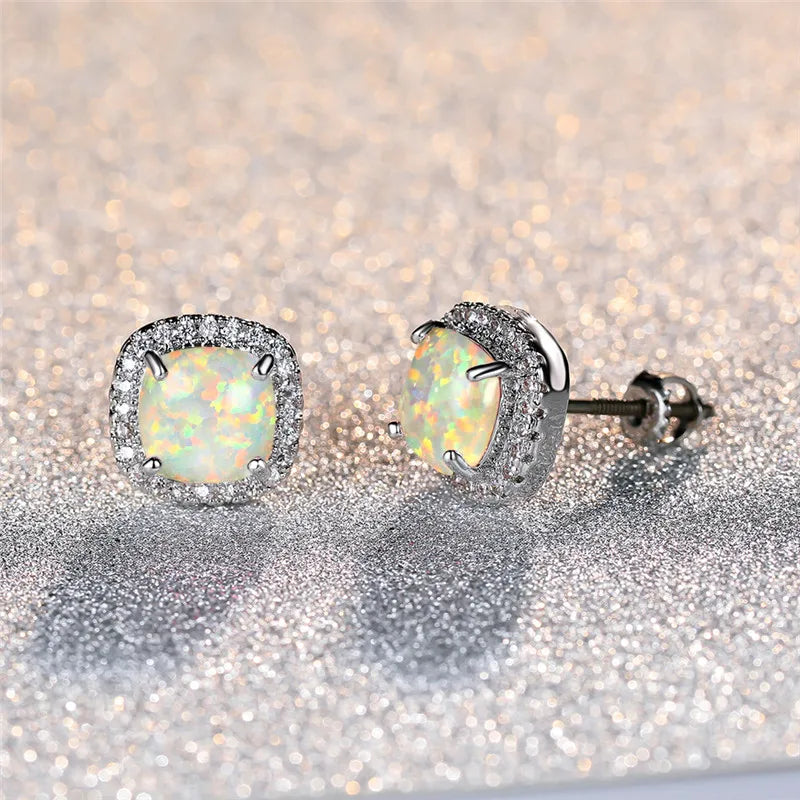 Boucles d'oreilles élégantes en argent avec des vuuropales blanches rondes