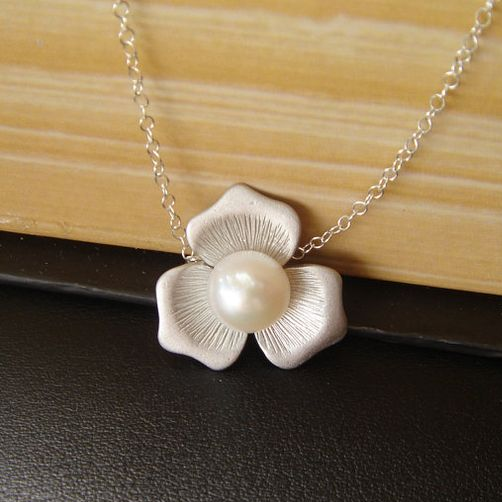 Collier de Fleurs en Perles Blanches Élégantes