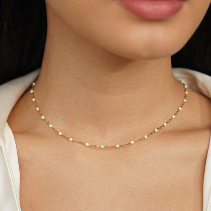 Collier en perles blanches propres