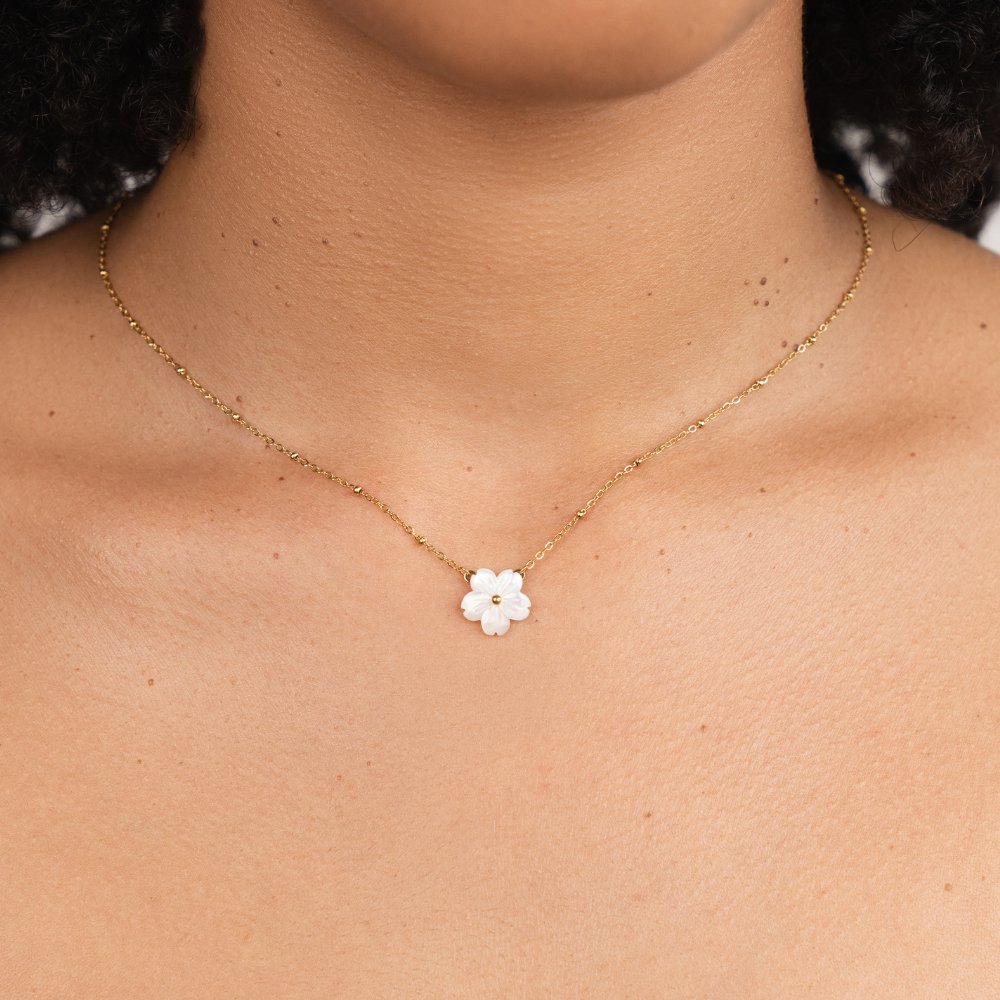 Collier de Fleurs Épanouies