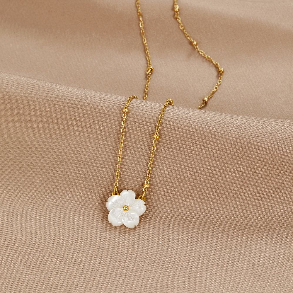 Collier de Fleurs Épanouies